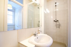 シティ アパートメント (2 Bedrooms) | バスルーム | バスアメニティ (無料)、ヘアドライヤー、タオル