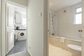 Chambre Confort (1 Bedroom) | Salle de bain | Baignoire, séchoir à cheveux, serviettes fournies, shampooing