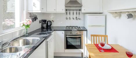 Horno, cafetera o tetera, hervidor eléctrico y mesa de comedor