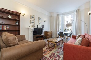 Quarto conforto (1 Bedroom) | Área de estar | TV de tela plana
