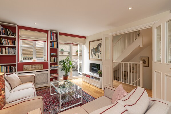 House (2 Bedrooms) | Living area | 32-inch flat-screen TV with cable channels, TV