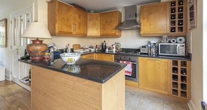JOIVY Lovely 2bed House in Wandsworth w/ Backyard Patio