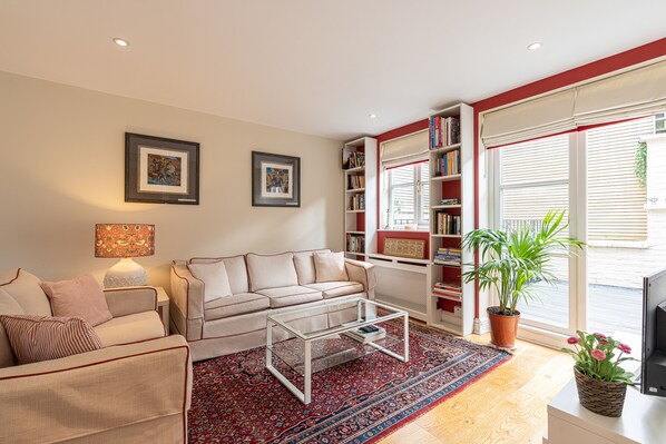 House (2 Bedrooms) | Living area | 32-inch flat-screen TV with cable channels, TV