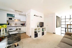 Chambre (1 Bedroom) | Aire de séjour | Téléviseur à écran plat, livres