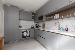 Apartment (2 Bedrooms) | Private kitchen | Fridge, microwave, dishwasher, espresso maker - JOIVY Beautiful 2 bed apt in Mayfair, close to Tube (London)