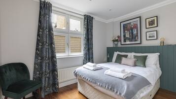 Apartment (2 Bedrooms) | 2 bedrooms, desk, blackout curtains, iron/ironing board