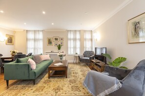 ์ํํธ (2 Bedrooms) | ๊ฑฐ์ค ๊ณต๊ฐ | ํ๋ฉด TV