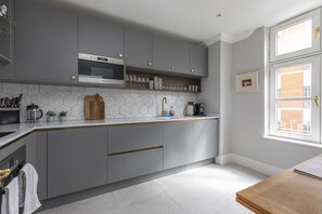 ์ํํธ (2 Bedrooms) | ์ ์ฉ ์ฃผ๋ฐฉ | ๋์ฅ๊ณ , ์ ์๋ ์ธ์ง, ์๊ธฐ ์ธ์ฒ๊ธฐ, ์์คํ๋ ์ ๋ฉ์ด์ปค