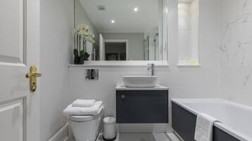 Apartment (2 Bedrooms) | Bathroom | Hair dryer, towels, shampoo