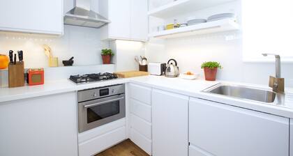 JOIVY English Retro 2BR Apt Near Battersea Park