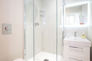 Apartment (2 Bedrooms) | Bathroom