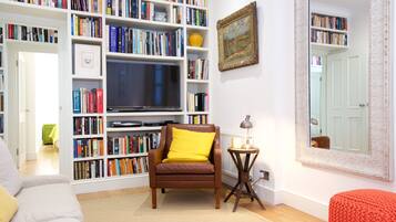 Departamento (2 Bedrooms) | Área de sala de estar | Televisión de pantalla plana