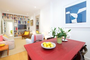 Apartment (2 Bedrooms) | In-room dining