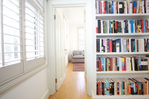 JOIVY English Retro 2BR Apt Near Battersea Park