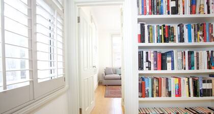 JOIVY English Retro 2BR Apt Near Battersea Park