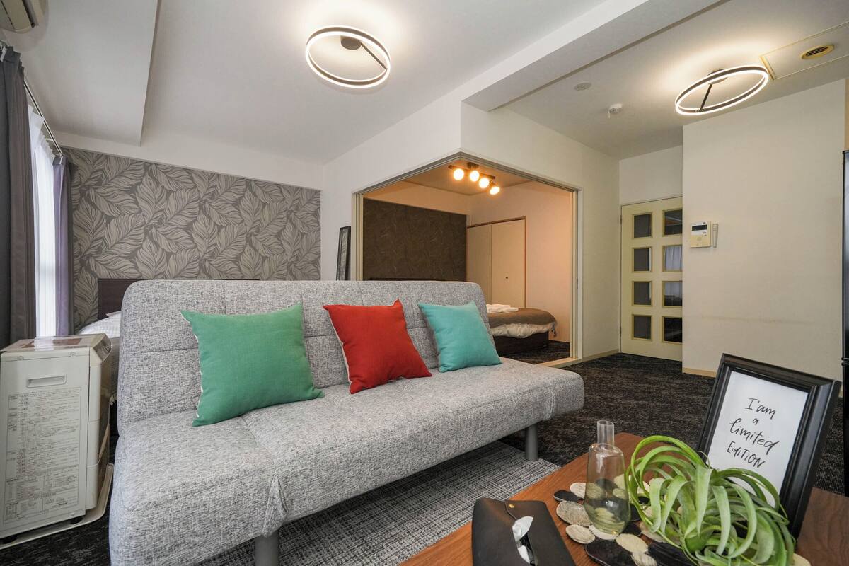 Basic Apartment, Non Smoking (702) | Ruang tamu | 32 inci televisyen skrin rata dengan digital, TV 