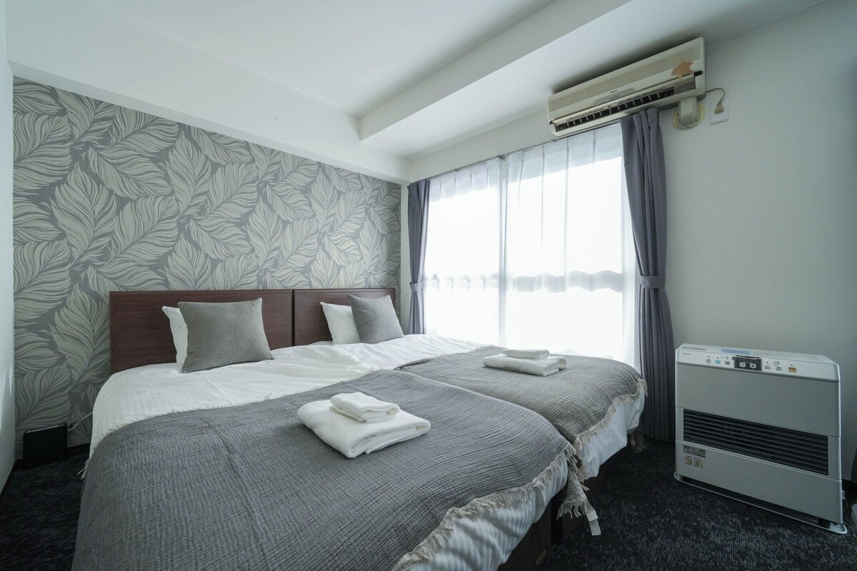 Comfort Apartment, Non Smoking (603) | Ruang tamu | 32 inci televisyen skrin rata dengan digital, TV 