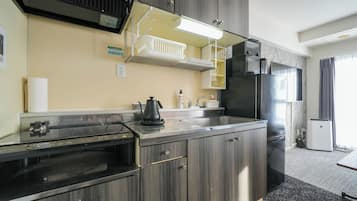 Family Apartment, Non Smoking (601) | Private kitchen