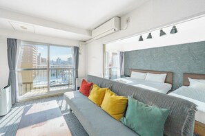 Apartamento familiar, no fumadores (601) | Zona de estar | Televisión de pantalla plana de 32 pulgadas con canales digitales