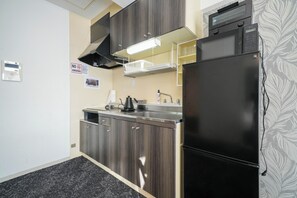 Familie appartement, niet-roken (601) | Privékeuken | Een koelkast/vriezer, een magnetron, een kookplaat, een broodrooster