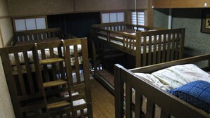 A dormitory room with bunk beds and a small window. - Hotel Eco Dogo (Matsuyama)