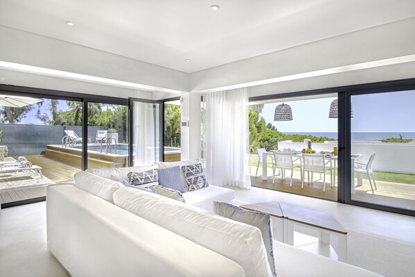 Living room | TV - Shantivillas (Albufeira)