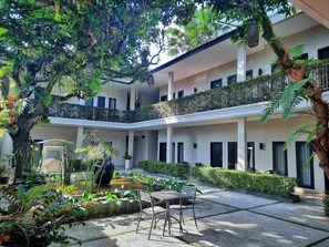 Outdoor dining - Doho Homestay (Jember)