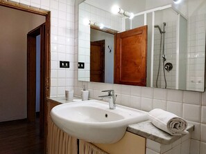 Apartment, 2 Schlafzimmer | Waschbecken im Bad