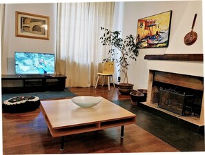 Apartment, 2 Schlafzimmer | Wohnbereich | Flachbildfernseher