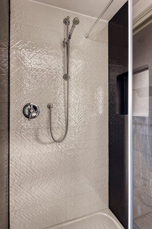 Appartement, 3 chambres | Douche de la salle de bain