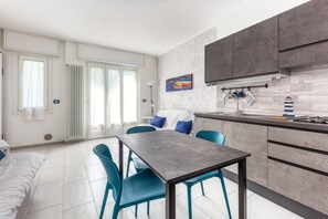 Apartment, 1 Schlafzimmer | Essbereich im Zimmer