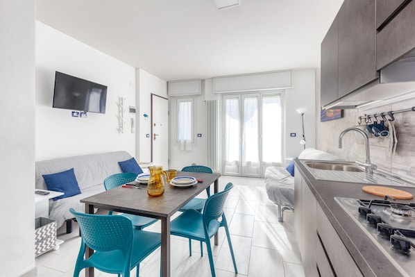 Appartement, 1 chambre | Cuisine privée | Réfrigérateur grande capacité avec congélateur, four à micro-ondes