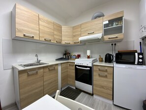 Apartment, 4 Bedrooms | Private kitchen | Mini-fridge, oven, stovetop, electric kettle - Casa Camelie (Genoa)
