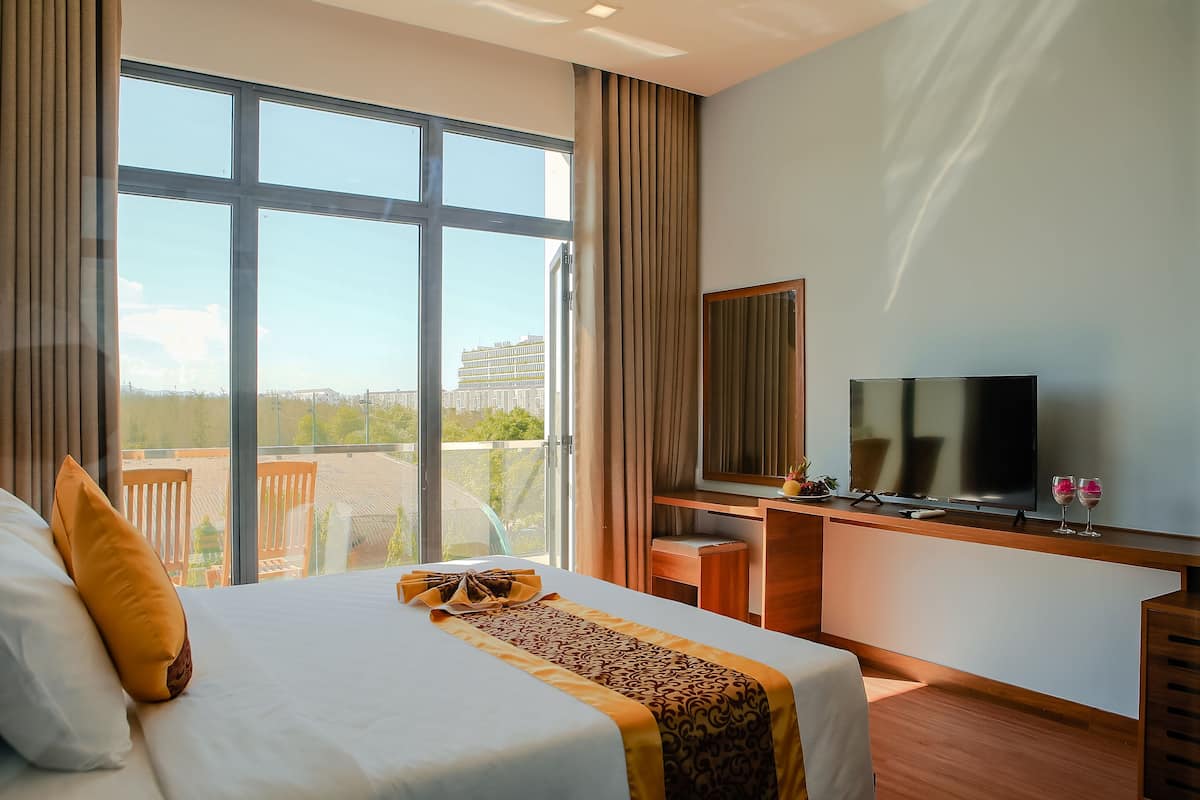 Superior Double Room Single Use, 1 Bedroom, Garden View | Premium bedding, down comforters, memory foam beds, minibar