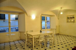Apartment, 2 Bedrooms | In-room dining