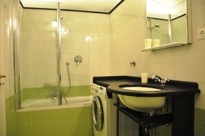 Appartement, 2 slaapkamers | Badkamer | Een bad, een haardroger, een bidet, handdoeken