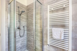 Apartment, 2 Schlafzimmer | Dusche im Bad