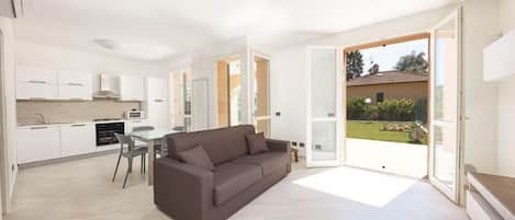 Apartamento, 2 quartos | Área de estar | TV de tela plana