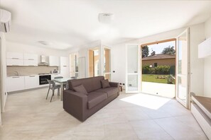 Apartment, 2 Schlafzimmer | Wohnbereich | Flachbildfernseher