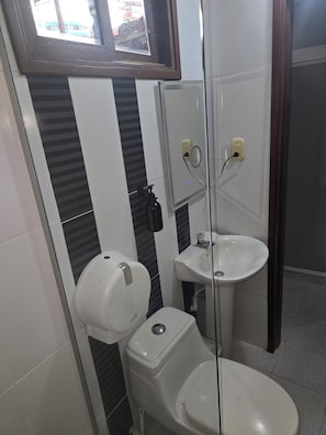 A bathroom with a toilet, a sink, and a mirror. - Rodadero Dorado (Santa Marta)