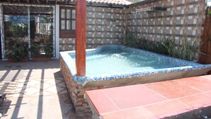 A hot tub in a tiled outdoor area with a pergola overhead. - Rodadero Dorado (Santa Marta)