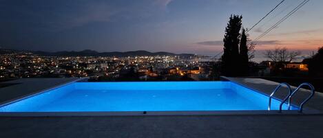 Piscina externa sazonal, guarda-sóis