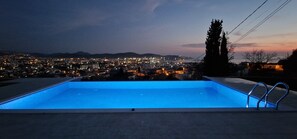 Piscina externa sazonal, guarda-sóis