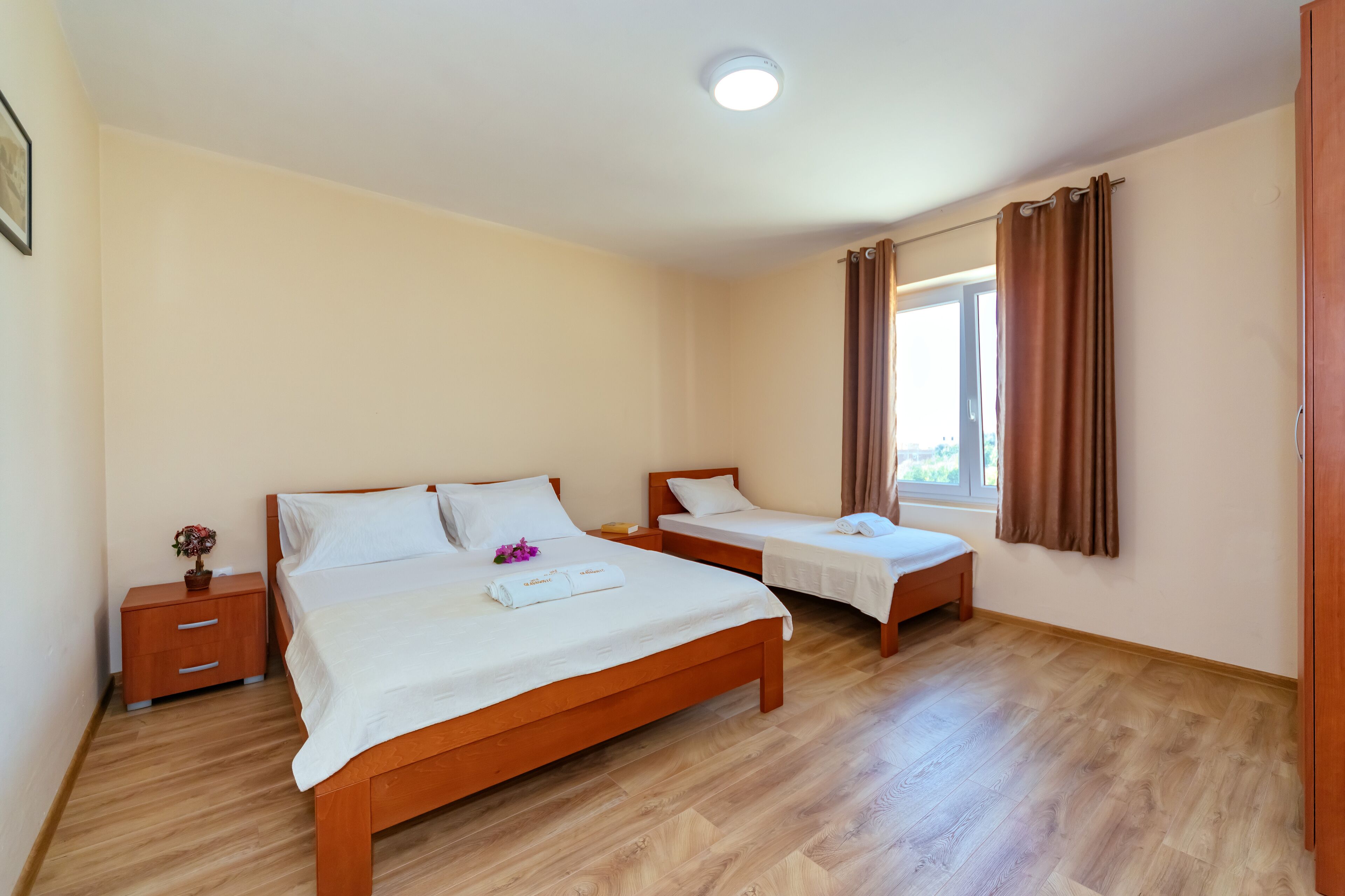 Casa familiar, 3 habitaciones | 3 dormitorios y tabla de planchar con plancha