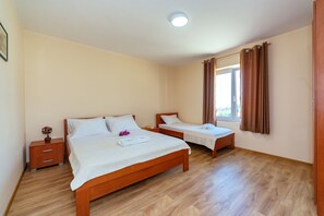 Casa familiar, 3 habitaciones | 3 dormitorios y tabla de planchar con plancha