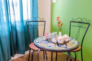 Dining - Sleeper House (Trang)