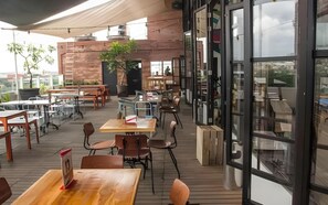 Outdoor dining - Summer Bed and Breakfast Hotel (Banjarmasin)