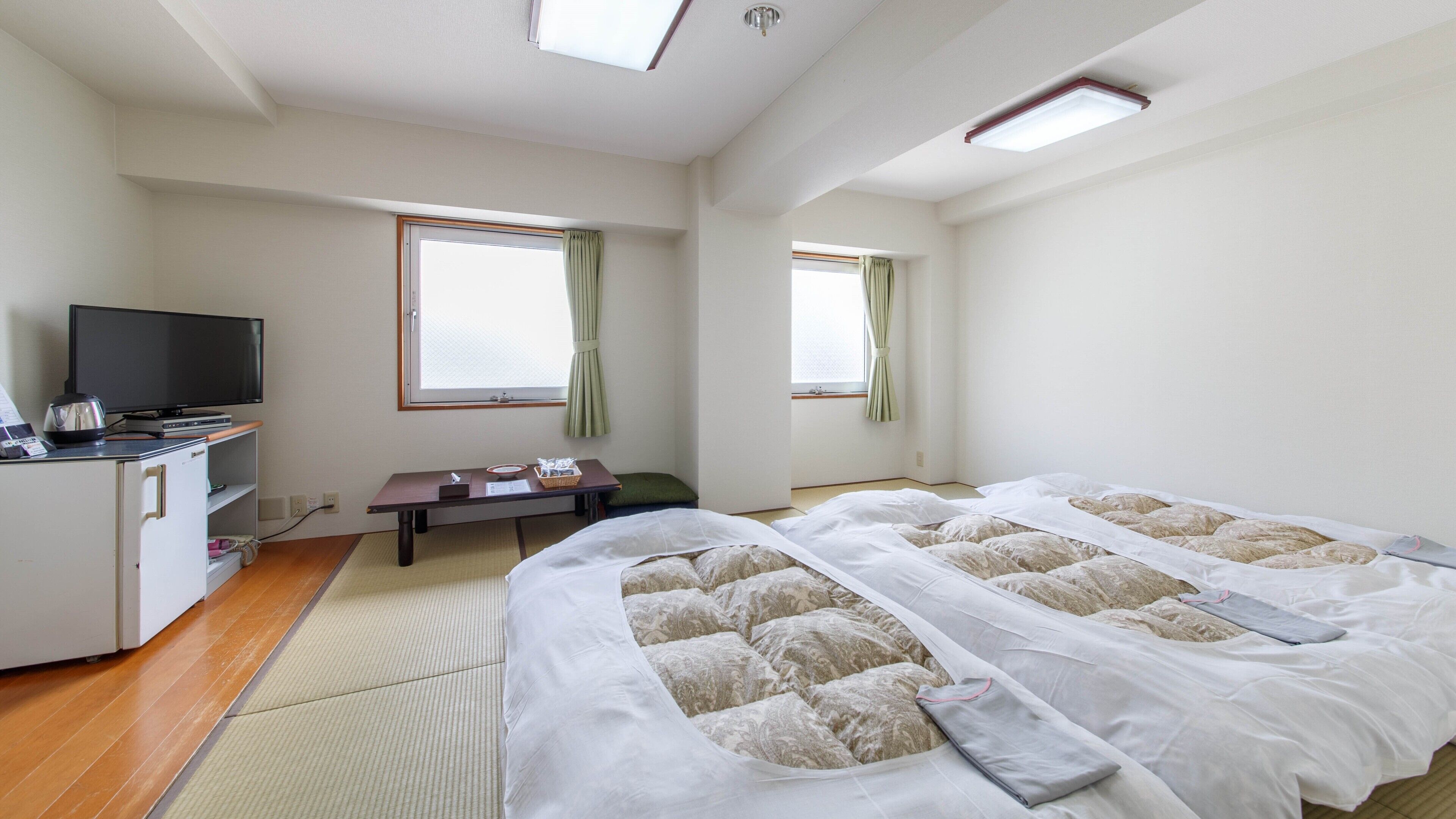 โต๊ะทำงาน, เตารีด/โต๊ะรีดผ้า