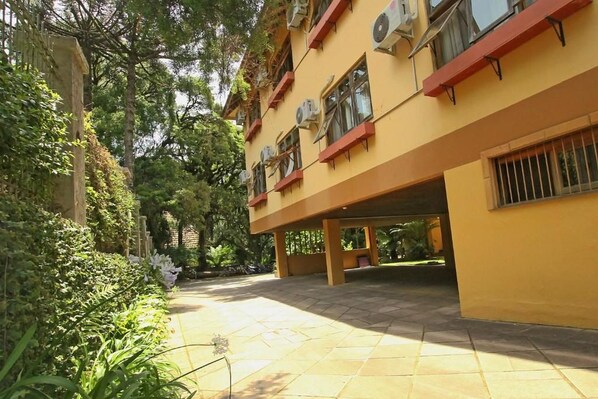 A building with multiple air conditioning units, a tiled courtyard, and surrounding greenery. - Hotel Pousada Alto da Serra (Canela)