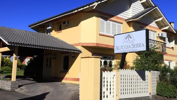 L’entrée d’un hôtel, avec une enseigne indiquant : « Alto da Serra Hotel Pousada ».